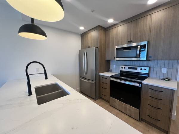 Modern 1.5 bed & 1.5 bath condo w/ Ocean Views, incl. a storage 2