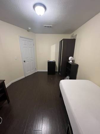 A private bedroom mins walking distance from CSUF 1