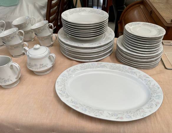 CVC Ceramic China Dinnerware set for 8 plus serving dishes: light flor 1