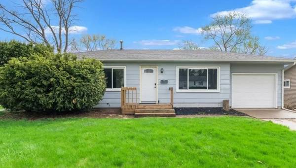 Charming 3 Bed/1 Bath Single Family Home in Bettendorf - $1700/month 1
