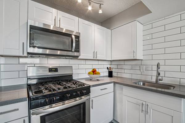 REDUCED RATES AND $599 MOVE-IN @ SUMMIT ON THOMAS! 1