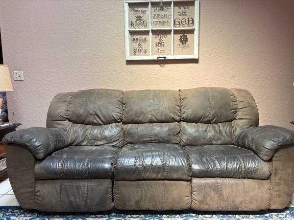 Couch with reclining ends 1