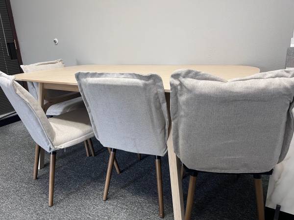 Dinnig table with chairs 1