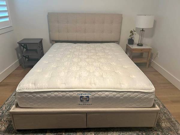 QUEEN MATTRESS CLEAN NO ISSUES!!!! MATTRESS ONLY NO BEDFRAME!!!! 1