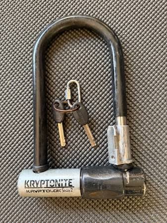 kryptonite U LOCK,2 KEYS: very solid great U lock.U save Half price - 1