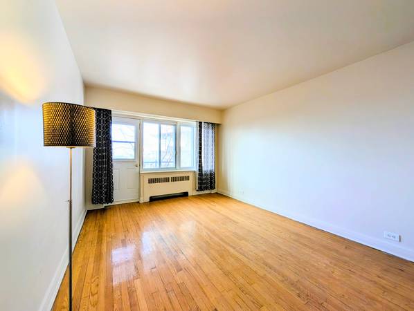 ** Because You Deserve Nice Clean 3 1/2, Concrete Building, CDN, UDM * 1