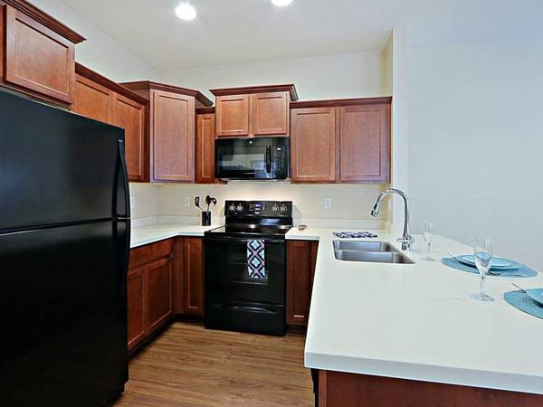 $2,000 / 3br - 1386ft2 - Two Stories w Direct Access Garages! See Our Pics, One Month Free!64047709620865122