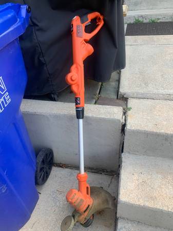 Black & Decker 14 inch string weed trimmer/edger 1