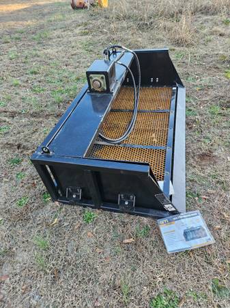 Vibrating skidsteer screening bucket 1