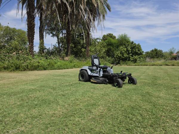 Zero-Turn Mowing for Large Residential Yards – Mesa, Tempe, Gilbert, chandler 1