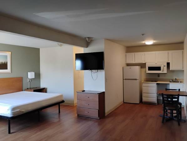 Flat Screen TVs with Cable Channels, Swimming Pool, Close to Shopping 1