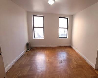 Spacious Apartment in Pelham Parkway — photo 1 of 5