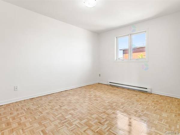 LASALLE - LARGE UPPER 5-1/2 (3-bedrooms) 4