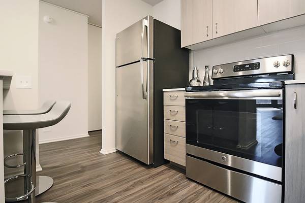$2,304 / 1br - Gold Coast 1 Bedroom With Bay Windows, Pool, Gym, Prime Location (Gold Coast)63781441650049123