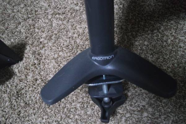 Ergotron LX Series, brazo de montaje dual para escritorio 28-512-195 - $200 (Tacoma / Parkland)63471454907907124