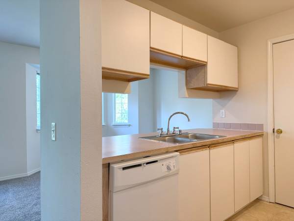 $1,825 / 2br - 980ft2 - TOP FLOOR, MOVE-IN READY, Indoor Pool/Sauna/Gym, Near Bus Line! (Bellingham)63920957895683123