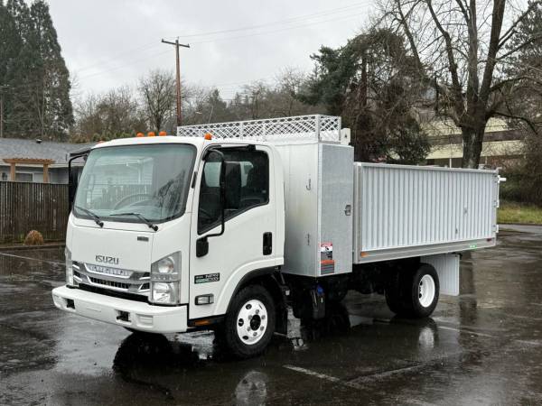 2013 Isuzu Med Duty NPR - Photo 2