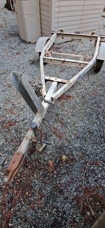 Small boat trailer for about 8'-10' boats. Needs some tlc 1