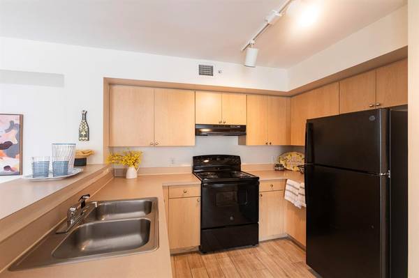 3 beds/ 2 baths with a pool 1