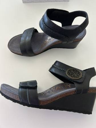 Aetrex Arielle adjustable strap wedge sandal 1