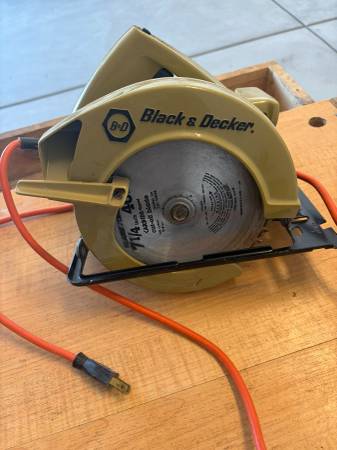 B&D 7 1/4" CIRCULAR SAW and LONG STRAIGHT EDGE GUIDE 1