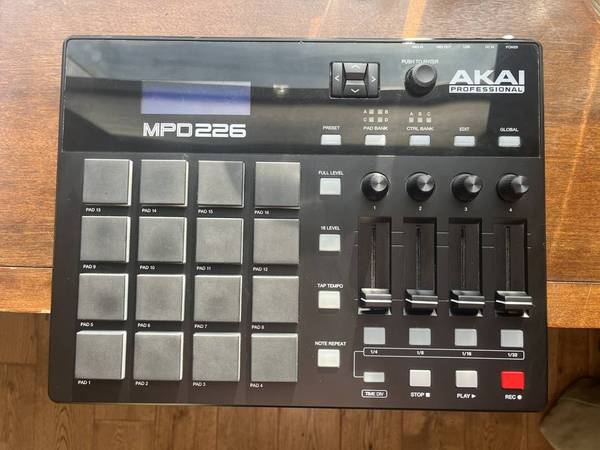 Akai MPD 226 MIDI Controller 1
