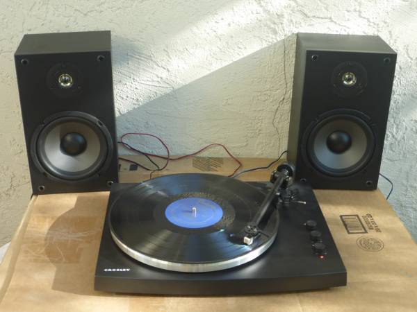 Turntable w Bluetooth and Amplifier + Speakers 1
