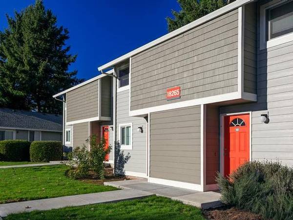 $1,653 / 1br - 696ft2 - Luxurious 1 BR/1 BA Townhome with Fenced Backyard & Storage (Beaverton)63831326083713120