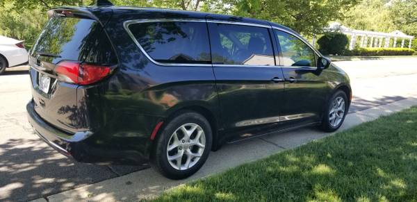 2017 Chrysler Pacifica Touring-L - DVD - 3.6L Flex Fuel Black Metallic - $12,900 (Chantilly, VA)(South Riding, VA)63616596818563123