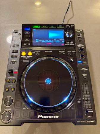 Pioneer CDJ-2000 1