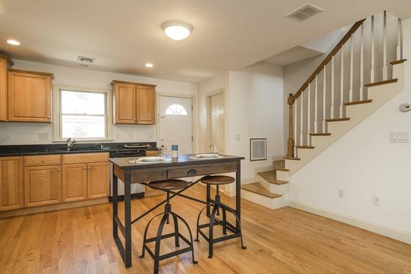 $3,900 / 3br - East Boston 3 Bed/2.5 Bath Townhouse-Style Condo | Eutaw St (East Boston)64034776789377124