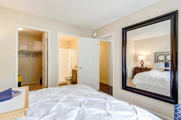 $2,699 / 2br - 910ft2 - Centro de Negocios, Cada Unidad es una Unidad Esquinera, Estacionamiento Cubierto (Spring Valley)63663904526467123