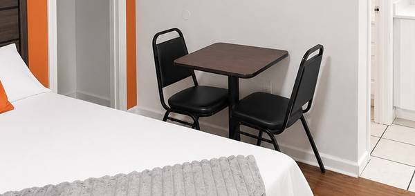 Onsite Laundry, Free Premium Cable TV, Free Parking 1