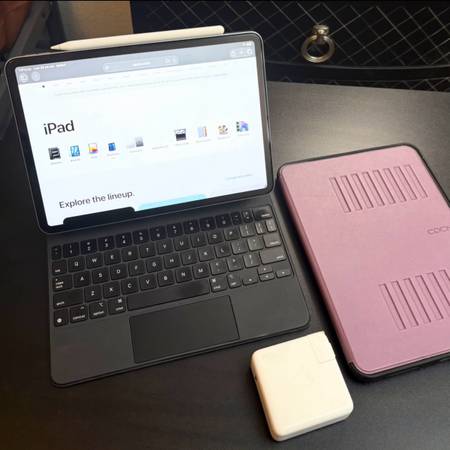 Apple iPad Pro 11 inch 4th gen M2 chip with 256gb storage and WiFi only. Perfect 1