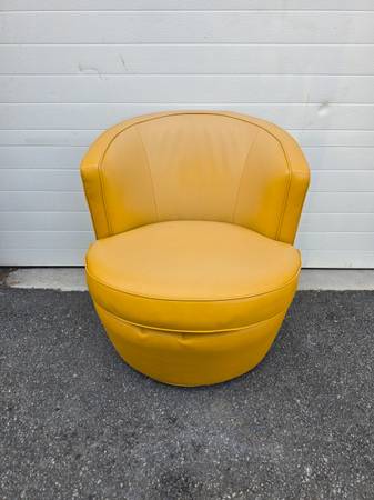 31" Modern & Contemporary Swivel accent Chair Leather 1