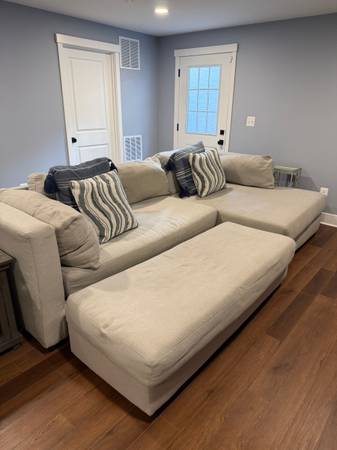 Beautiful couch lightly used 1