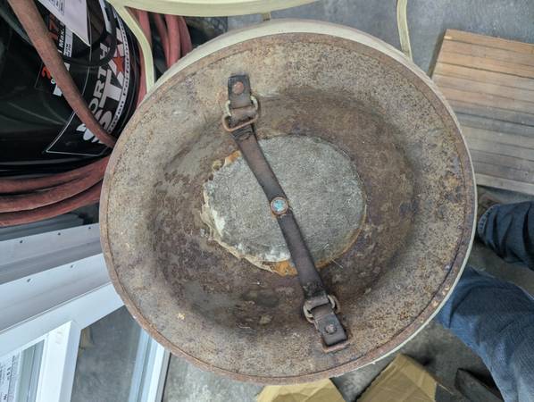 Old WW1 M1917 "Doughboy" (Brodie-style) military helmet 1