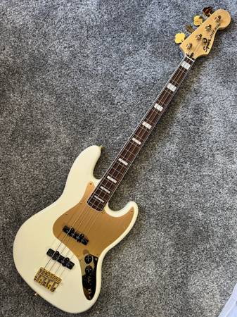 Squier 40th Anniversary Jazz Bass 1