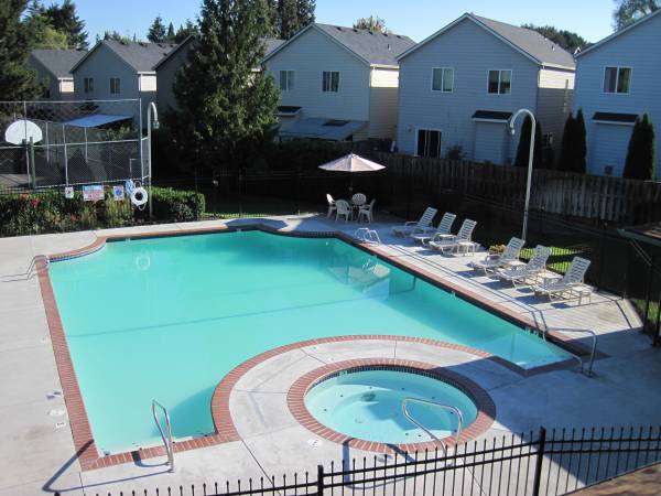 $1,775 / 2br - 985ft2 - Renovated 2 BR 2 Bath! W/S/G Included! Ready Now! (Aloha)63842022618499122