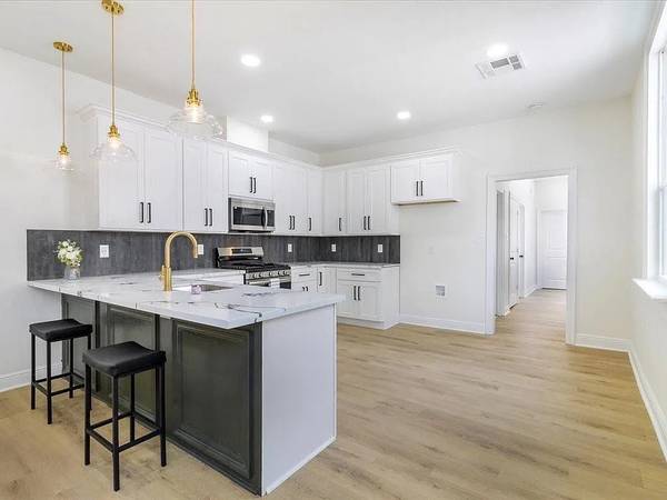 $1,500 / 2br - 1000ft2 - NOLA 2x1, 1000sf Apt w/ New Roof & HVAC Nr Canal St, Parks & DT (Mid-City ""||"" 10 Mins to Canal St, I-10, Shops & Dining)63792245954817121