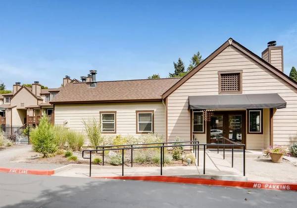 $1,865 / 2br - 50% OFF 1Mo or 3Mo UTILS INCL + Seasonal Pool, Jacuzzi + Renovated (Beaverton)63914853875203123