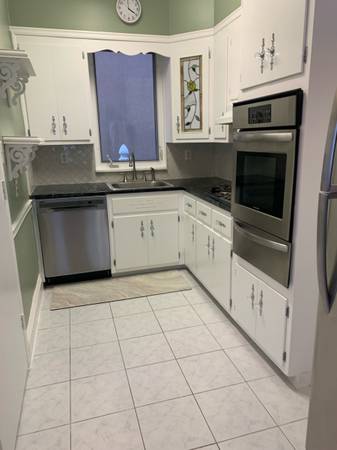 $4,000 / 3br - 1200ft2 - Tremendous 3 bedroom huge private backyard first floor washer dryer parking spac (Bay Ridge)63788881984643120