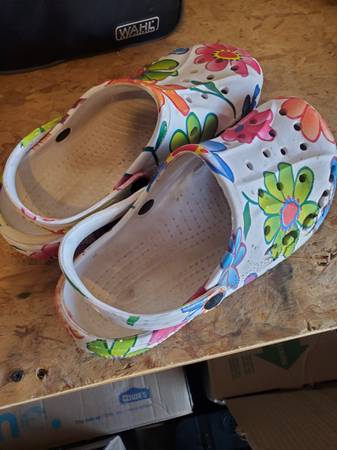Crocs size M 40 (10 in long) 1