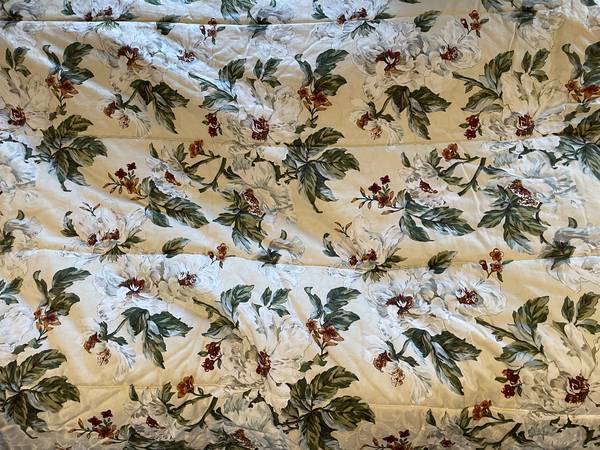 Full/Queen Reversible Comforter 1