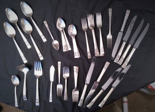 ONEIDA SILV.PLATE FLATWRE 8 SETTING + COMMUNITY CORNATION-CLEANED,SEAL 1