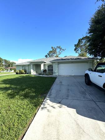 Spacious Master Suite w/ Private Bath, Double Closets & Lanai Access ( 1