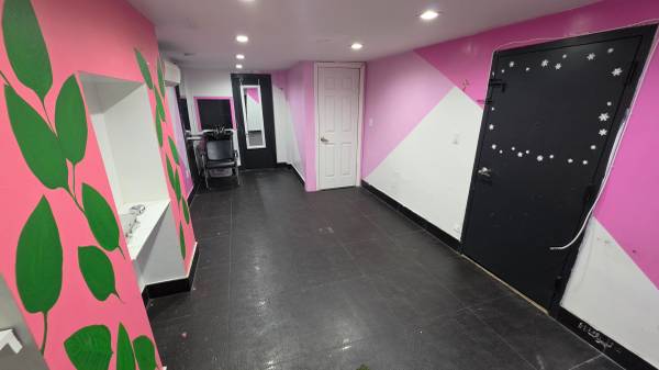 Dry-use commercial space available for a tattoo shop, beauty salon, na 1