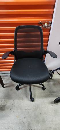 COMPUTER CHAIR ON WHEELS  ADJUSTABLE CHAIR WITH ADJUSTABLE ARM RESTS 1