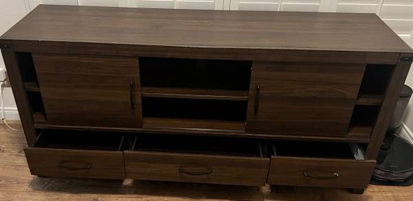 Solid TV Stand with GREAT quality 1