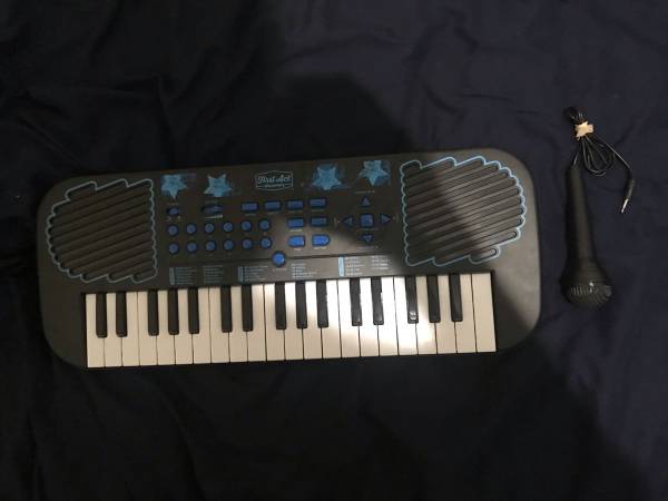 First Act Discovery Electronic Keyboard w/ Mic 1